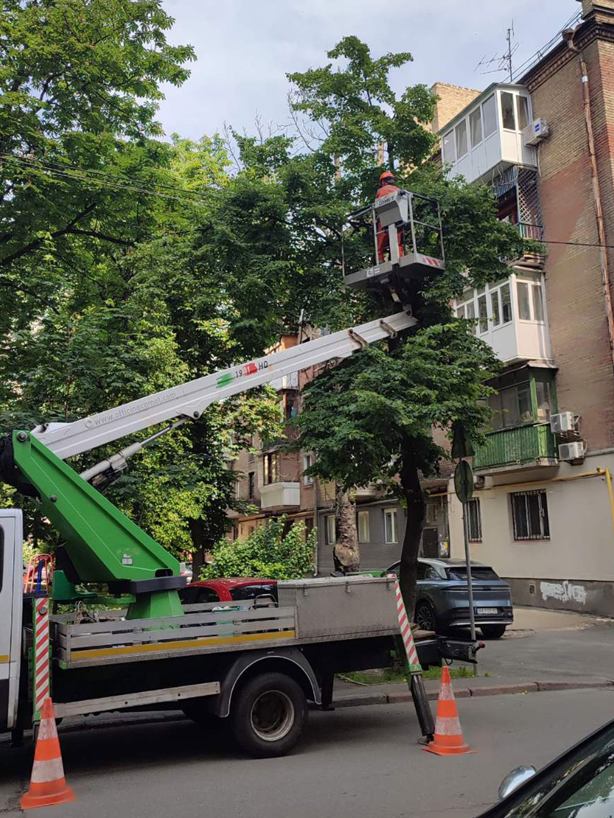 використання автовишки для комунальних робіт