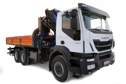 Бортовий автомобіль УАК КМУ 11 т на IVECO Trakker AD380T41