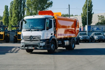 Сміттєвоз з боковим завантаженням на шасі Mercedes‑Benz Actros 2133